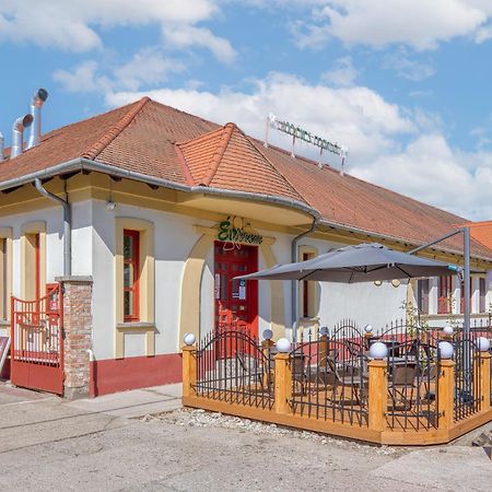 100 Eves Fogado Bed & Breakfast Szatymaz Exterior photo