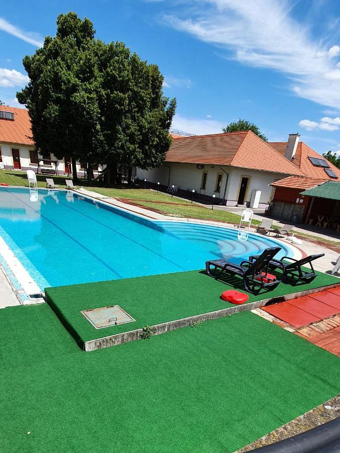 100 Eves Fogado Bed & Breakfast Szatymaz Exterior photo