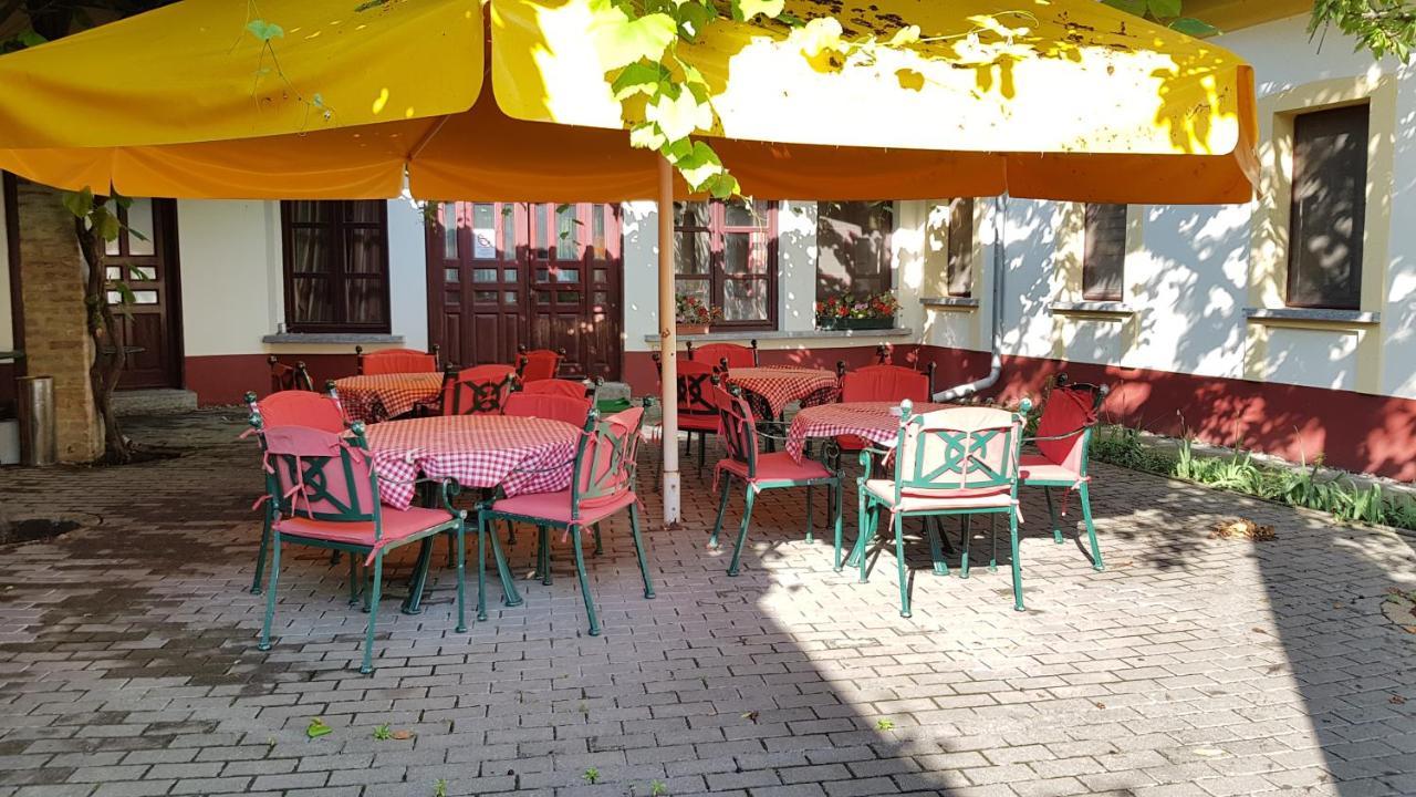 100 Eves Fogado Bed & Breakfast Szatymaz Exterior photo