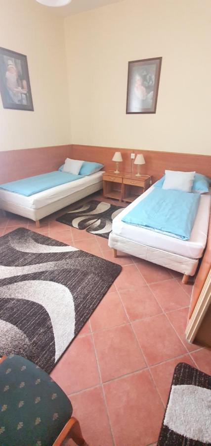 100 Eves Fogado Bed & Breakfast Szatymaz Exterior photo