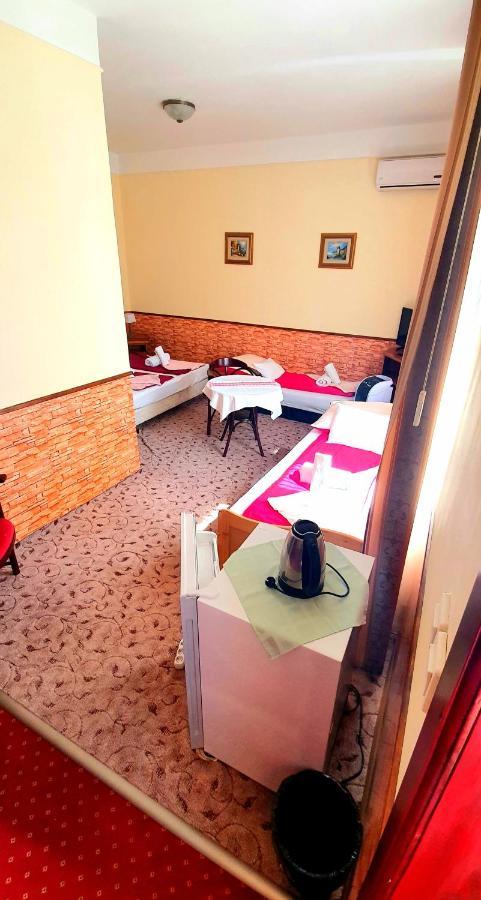 100 Eves Fogado Bed & Breakfast Szatymaz Exterior photo