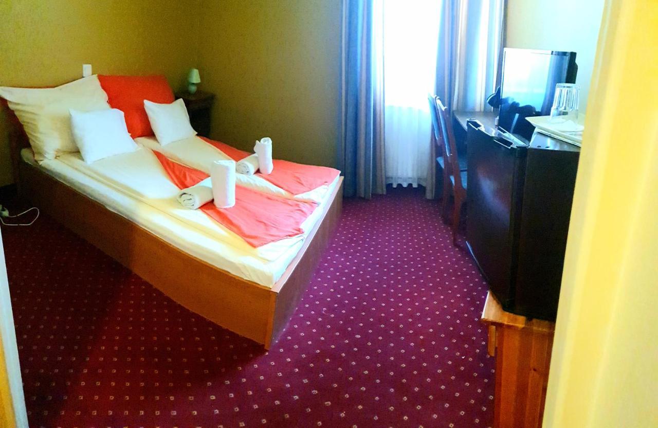 100 Eves Fogado Bed & Breakfast Szatymaz Exterior photo