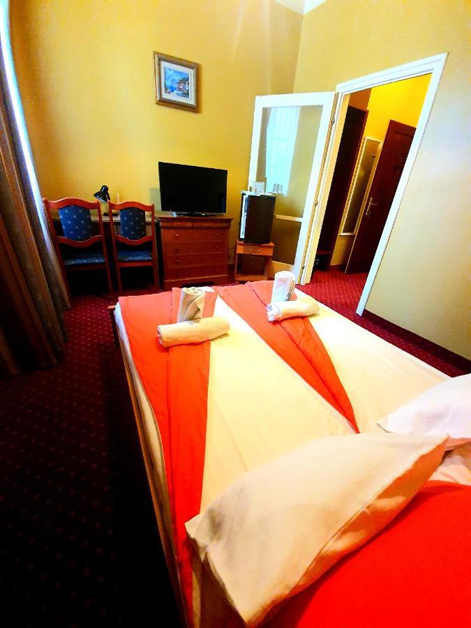 100 Eves Fogado Bed & Breakfast Szatymaz Exterior photo
