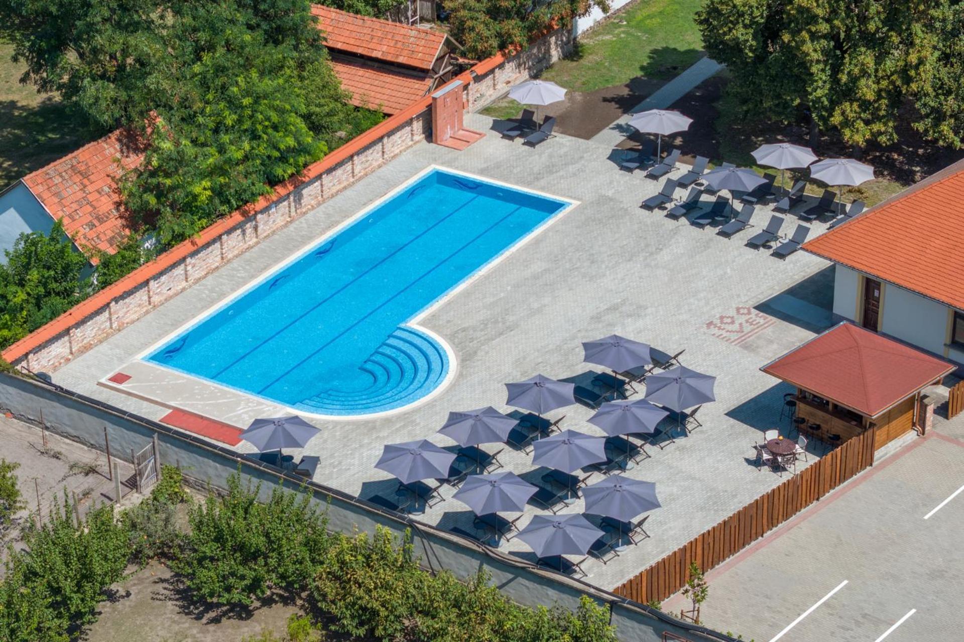 100 Eves Fogado Bed & Breakfast Szatymaz Exterior photo