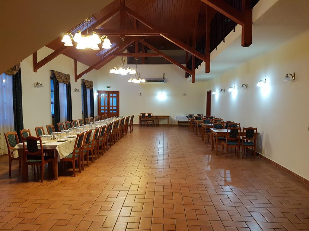100 Eves Fogado Bed & Breakfast Szatymaz Exterior photo