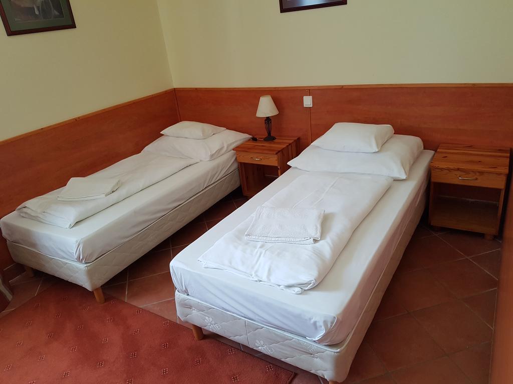 100 Eves Fogado Bed & Breakfast Szatymaz Exterior photo