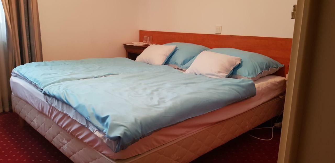 100 Eves Fogado Bed & Breakfast Szatymaz Exterior photo