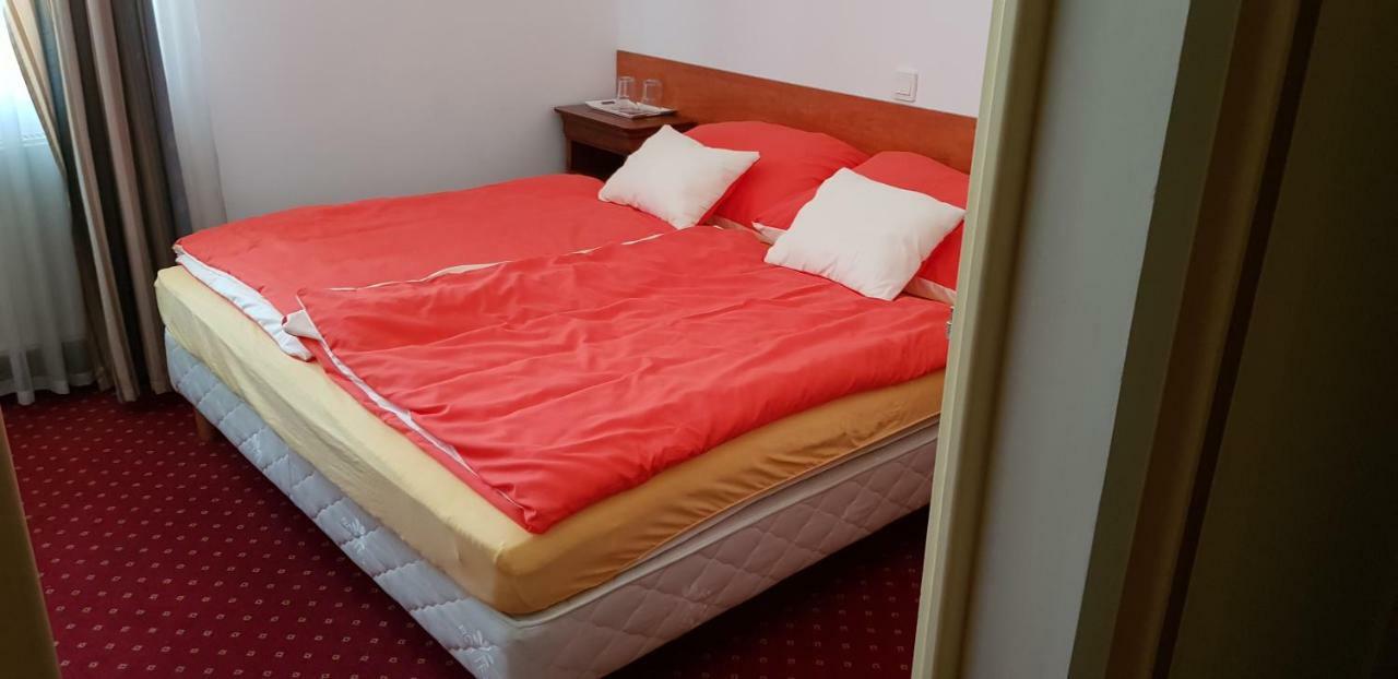 100 Eves Fogado Bed & Breakfast Szatymaz Exterior photo
