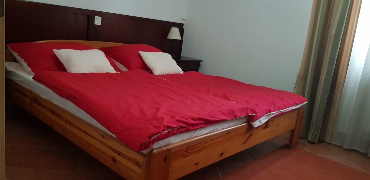 100 Eves Fogado Bed & Breakfast Szatymaz Exterior photo
